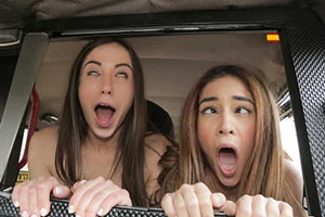 Taxista coge a dos zorras españolas a todo gas