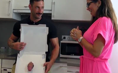 Una guarra paga su pizza a vergazos y se corre en la cara