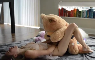 Adolescente follando sin límites con su peluche en plena calle