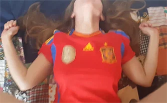 Española del orto perfecto follada a gritos con la camiseta puesta