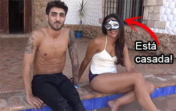 Española guarra follando duro con actor porno en su salón