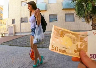 Española recibe una tremenda cogida en el furgoneta después del súper