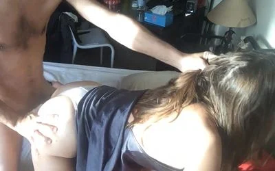 Esposa cachonda se entrega a cuatro patas después de mamar el culo del cornudo