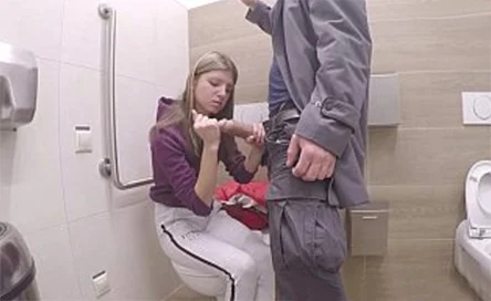 Folla dura a una colegiala guarra en el baño por dinero