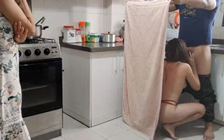 Follada salvaje a mi hijastra mientras la esposa está fuera