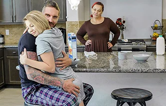 Follando a la hija mientras la madre cocina desprevenida