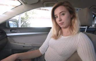 Llevé a mi hermana del colegio y me la cepillé en el auto