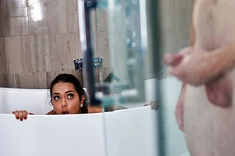 Mamada salvaje en el baño: Esperanza folla duro a su papi