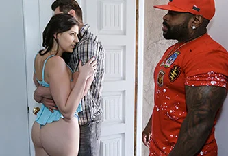 Mi novia se coge una enorme verga negra mientras me tiene al lado