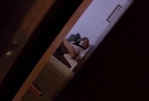 Padre caliente espía a su hija y se la chupa a escondidas