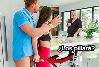 Papá la sorprende y se la folla en silencio