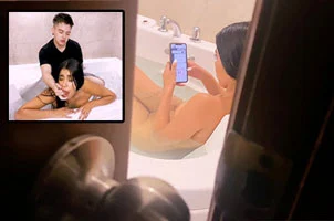 Se coge una verga enorme en la bañera como una zorra