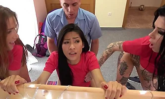 Trío caliente de fans follando duro al recepcionista cachondo