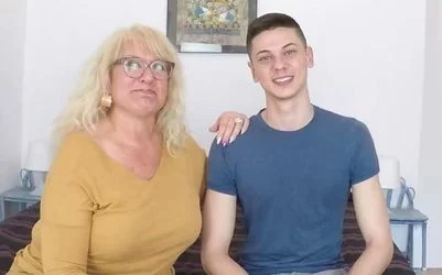 Zorra española de tetas grandes cogiéndose a un jovencito cachondo